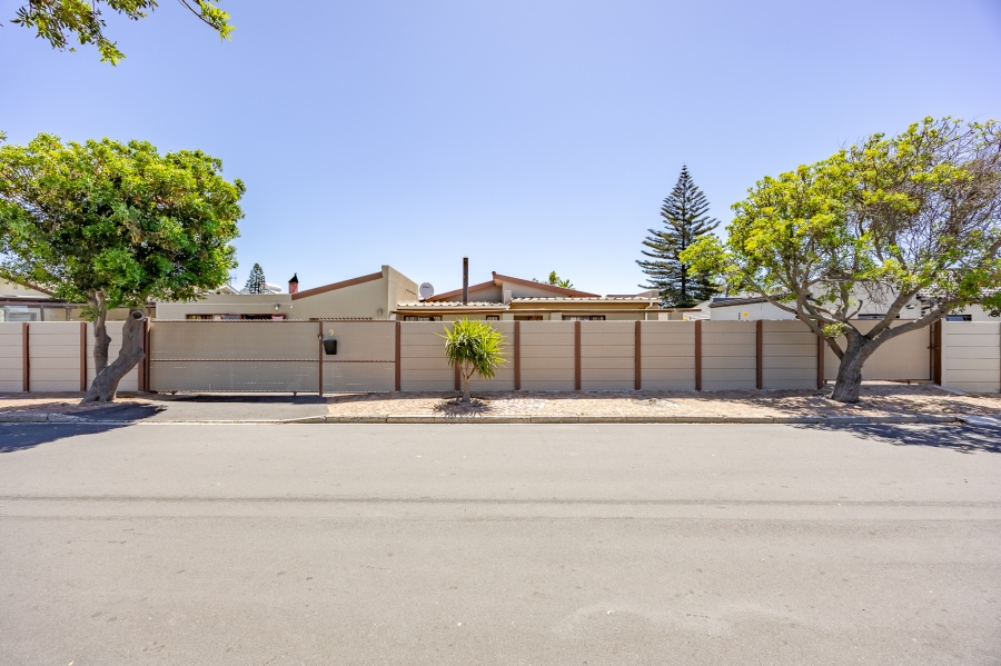 5 Bedroom Property for Sale in Bothasig Western Cape